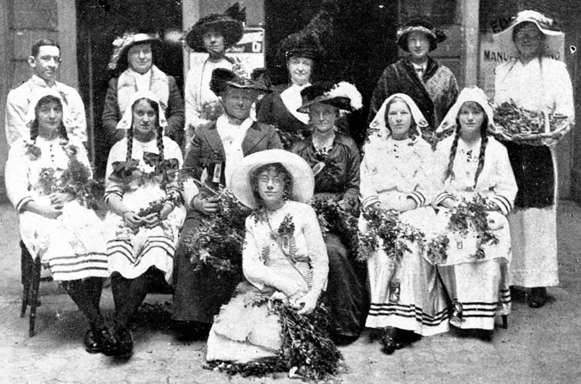 Daphne Mayo (dressed as a wattle maid, the centre foreground) participating in Wattle Day celebrations in Brisbane, 1914. Mayo was awarded the Wattle Day travelling art fellowship in 1914, provided by the Queensland Wattle League / Courtesy: State Library of Queensland, Brisbane