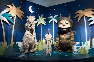 Spike Jonze (director), United States b.1969; Jim Henson’s Creature Shop (designer), United States est. 1979 / Costumes from Where the Wild Things Are 2009, installation view ‘Fairy Tales’, Gallery of Modern Art (GOMA) Brisbane 2023 / ‘Douglas’ animatronic costume: Synthetic fur, synthetic hide, synthetic feathers, acrylic, cotton, latex, foam, polystyrene, nylon, fibreglass, lycra, polyvinyl chloride, speakers, animatronic power cables, plugs, fans, gyrostabiliser, cameras, video monitor; 260 x 96.5 x 96.5cm / ‘Max’ costume: Synthetic fur, resin, plastic, metal, wire; 170 x 45.7 x 45.7cm / ‘Carol’ animatronic costume: Synthetic fur, synthetic hide, synthetic feathers, acrylic, cotton, latex, foam, polystyrene, nylon, lycra, polyvinyl chloride, speakers, animatronic power cables, plugs, fans, gyrostabiliser, cameras, video monitor; 267 x 119.5 x 99cm / Collection: Warner Brothers Archives, Los Angeles / © Warner Bros. Entertainment Inc. All Rights Reserved / Photograph: C Callistemon © QAGOMA