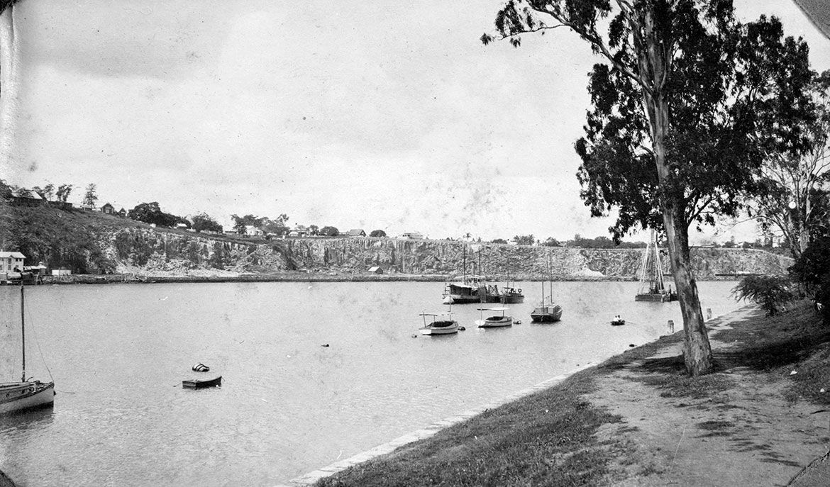 View of the Kangaroo Point cliffs c.1920 / V1-FL1452675 / Courtesy: State Library of Queensland, Brisbane