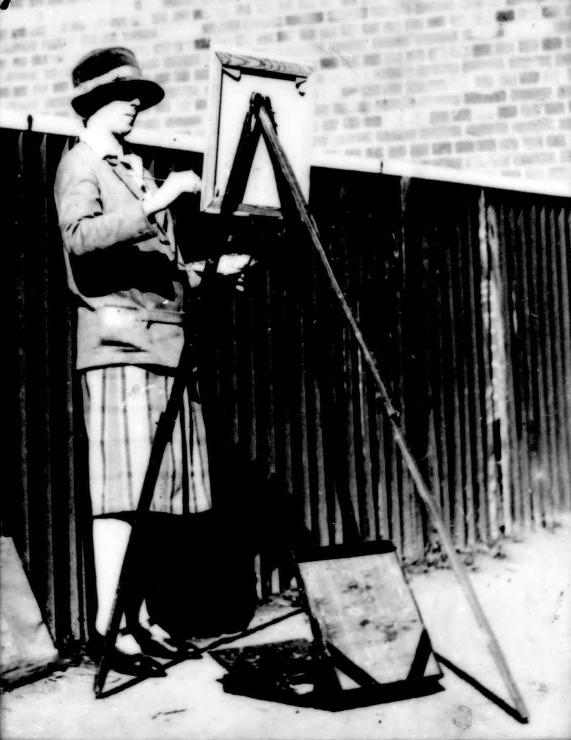 Vida Lahey painting from nature, c.1927 / Photographer unknown / Collection: QAGOMA Research Library