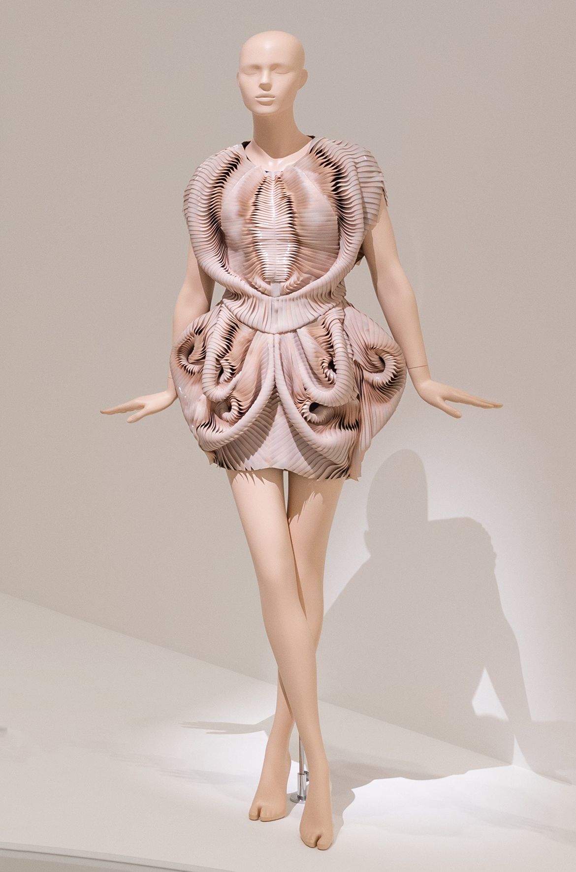 Iris van Herpen, Netherlands b.1984 / Ammonite dress, from the ‘Seijaku’ collection 2016 installed in ‘Iris van Herpen: Sculpting the Senses’, GOMA 2024 / Polyurethane, cotton, tulle / © Iris van Herpen atelier / Photograph: N Umek © QAGOMA
