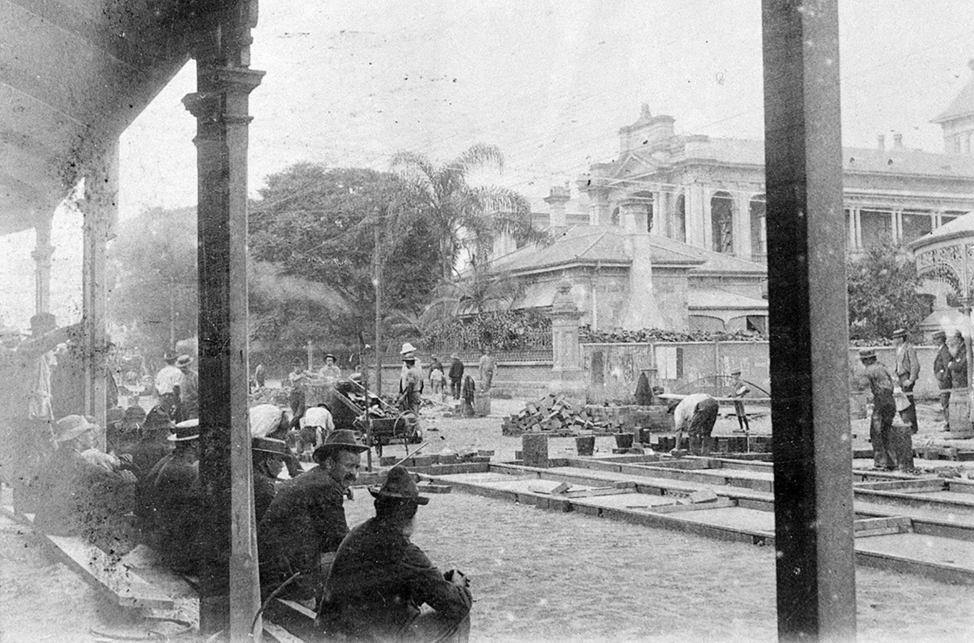 Workers laying tramway tracks at the intersection of George and Ann Streets, Brisbane, 1897 / 99183506083802061 / Courtesy: John Oxley Library, State Library of Queensland, Brisbane