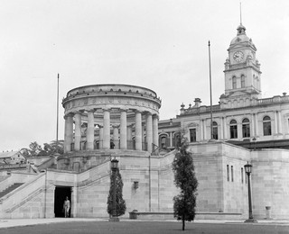 Anzac Square looking towards the Shrine of Remembrance and Brisbane Central Station, c.1930s / 99183894366302061 / Courtesy: John Oxley Library, State Library of Queensland, Brisbane