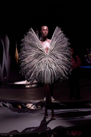 Iris van Herpen, Netherlands b.1984 / Syntopia dress, from the ‘Syntopia’ collection 2018 installed in ‘Iris van Herpen: Sculpting the Senses’, GOMA 2024 / Silk organza, laser-cut crepe, mylar, stainless steel / © Iris van Herpen atelier / Photograph: C Sanders © QAGOMA