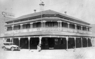 Port Office Hotel, corner of Edward and Margaret Streets, c.1929 / 99183512857002061 / Courtesy: John Oxley Library, State Library of Queensland, Brisbane