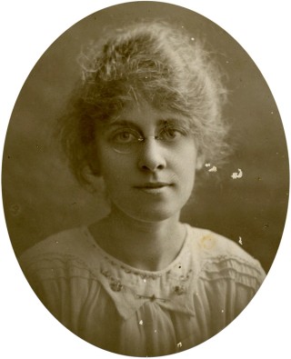 Daphne Mayo, 1919 / Sepia photograph / Daphne Mayo Collection, UQFL119 / Courtesy: The University of Queensland, Brisbane