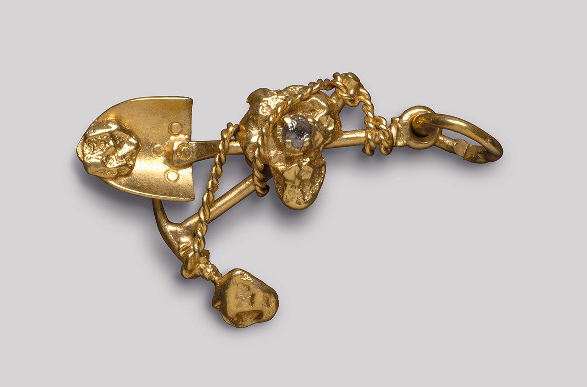 Goldfields pendant (crossed pick and shovel) c.1880–1915 / Gold, gold nuggets and garnet / 3.3 x 2.2 x 0.5cm
Acc. 2011.104