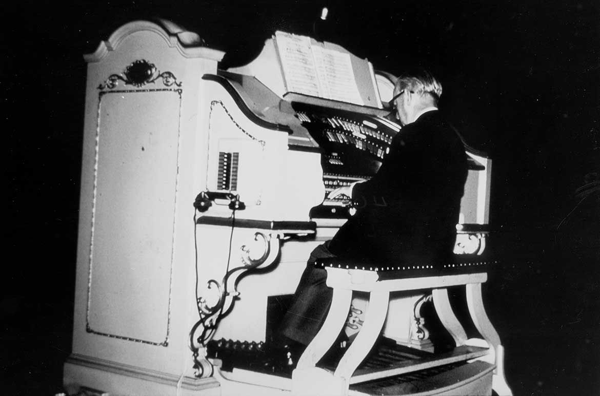 Organist Les Richmond playing the Wurlitzer organ, Regent Theatre, c.1964 / 46254 / Courtesy: State Library of Queensland, Brisbane