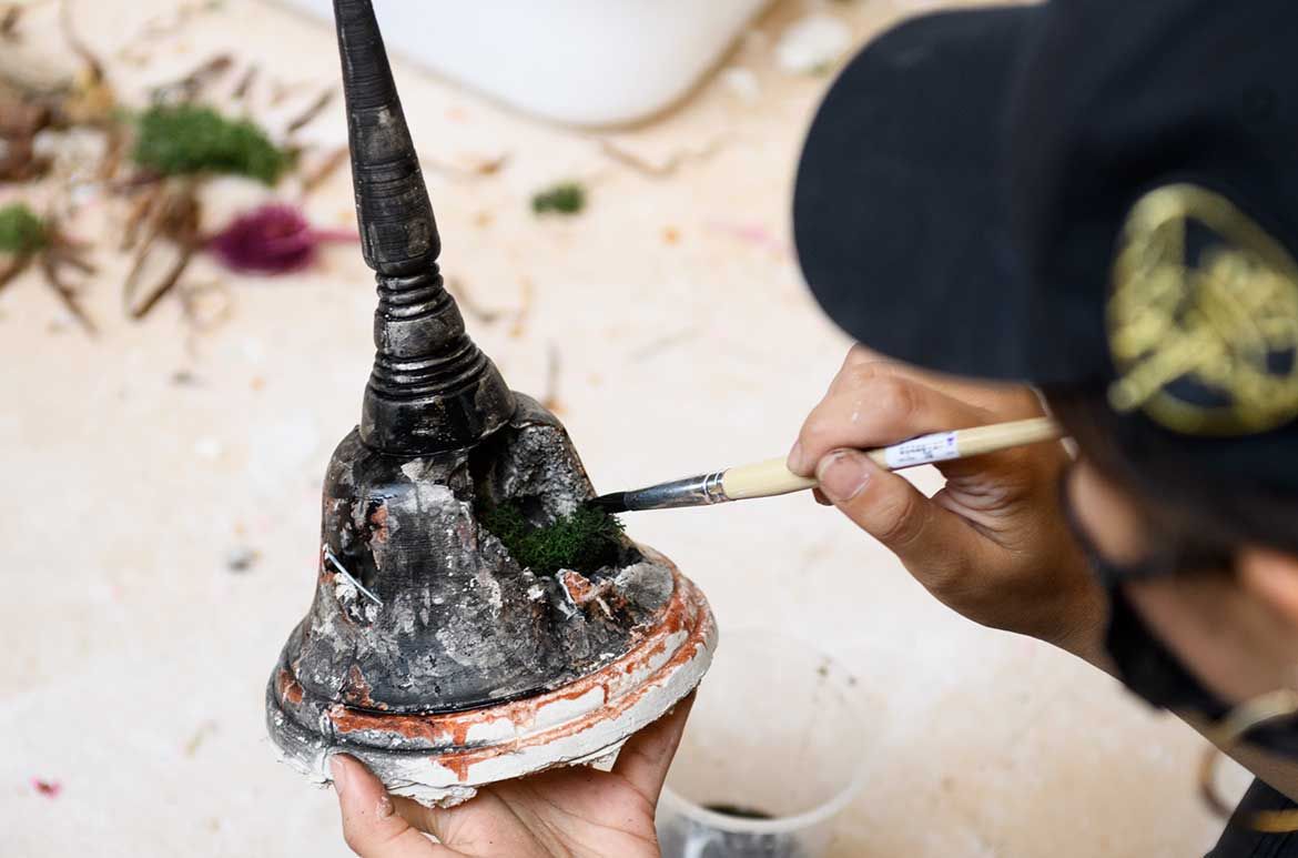 Pannaphan Yodmanee, Thailand b.1988 / In the aftermath 2018 / Found objects, artist-made icons, plaster, resin, concrete, steel, pigment / Site-specific installation, Gallery of Modern Art (GOMA) / Commissioned for ‘The 9th Asia Pacific Triennial of Contemporary Art’ (APT9) / © Pannaphan Yodmanee / Courtesy: The artist and Yavuz Gallery, Singapore