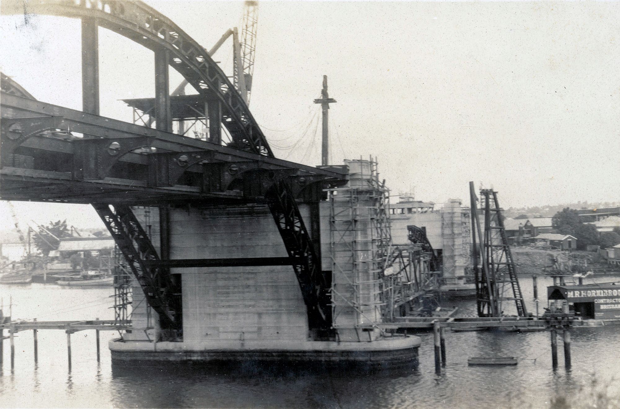 Arch and pylon being constructed on the Grey Street Bridge, c.1929 / Image number: 10189-0001-0010 99183875002802061 / Courtesy: John Oxley Library, State Library of Queensland, Brisbane