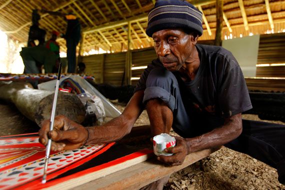 Waikua Nera, Ilahita painting workshop, July 2011 | Photograph: © Richard Kendall