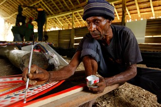 Waikua Nera, Ilahita painting workshop, July 2011 | Photograph: © Richard Kendall