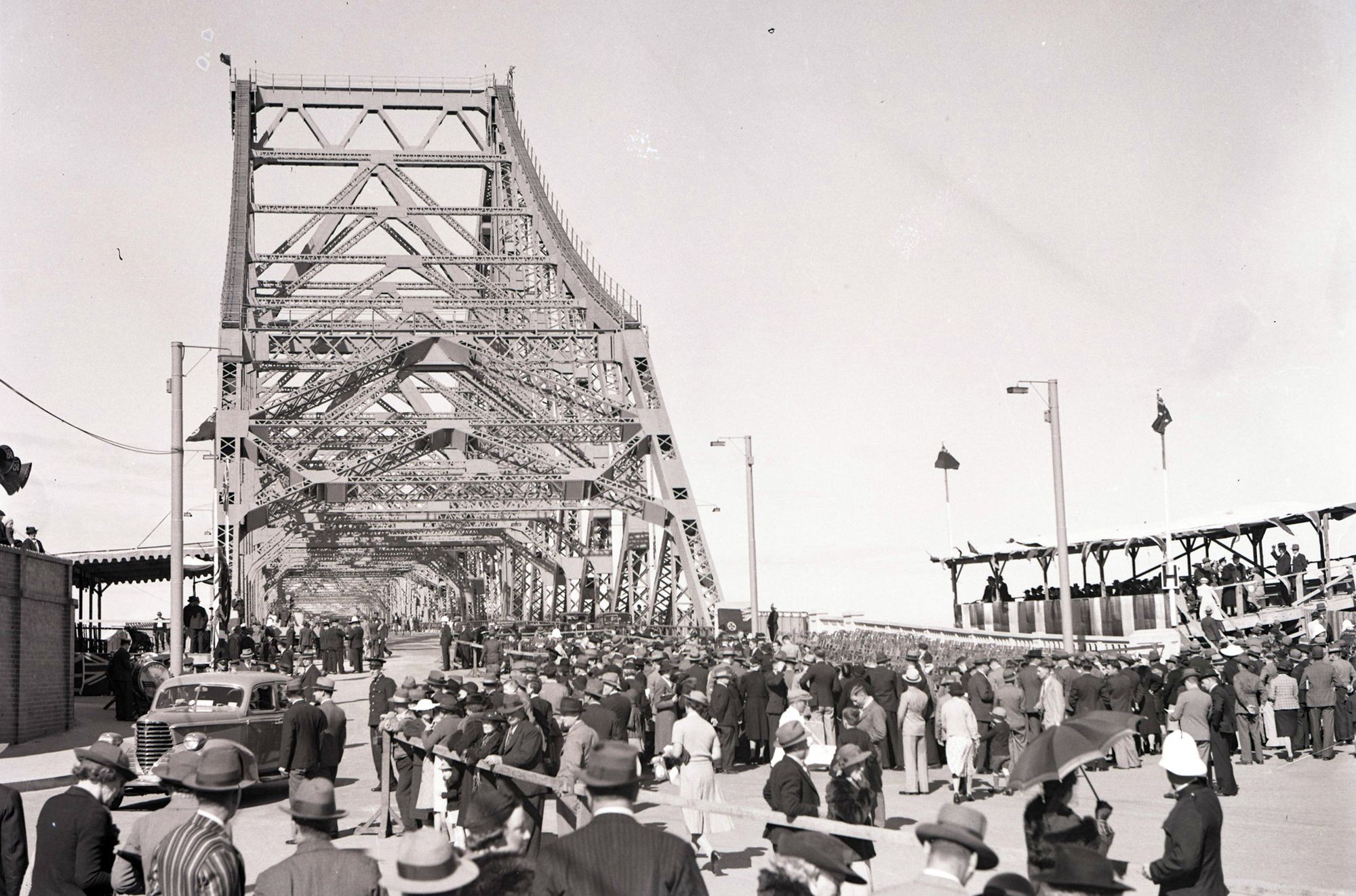Crowds of people gathered for the opening of the Story Bridge, 1940 / PR1820952 Neg 0941N / Courtesy: State Archives of Queensland
