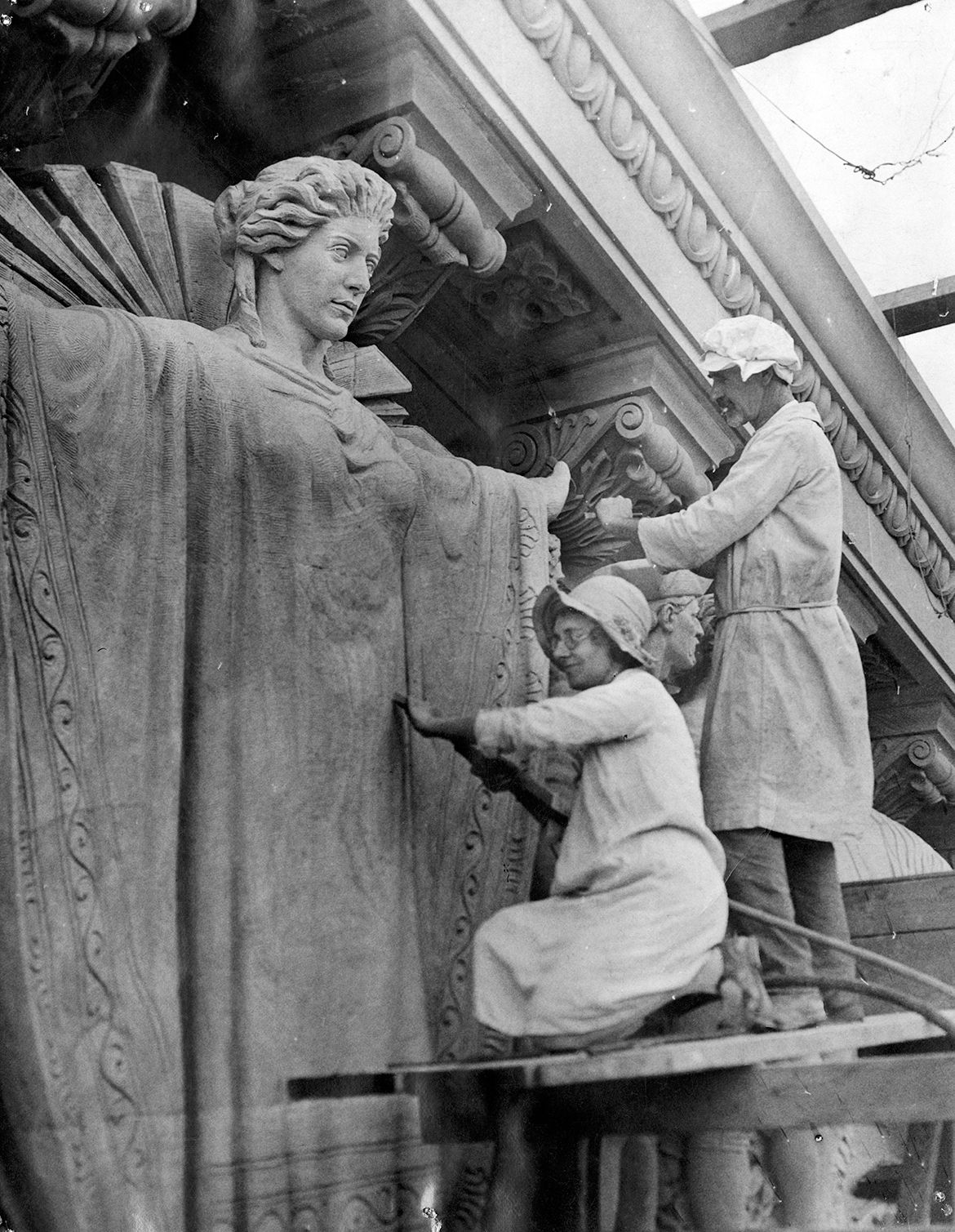 Daphne Mayo working on the central figure of the Brisbane City Hall Tympanum, 10 Dec 1930 / Daphne Mayo Collection, UQFL119 / Courtesy: The University of Queensland, Brisbane