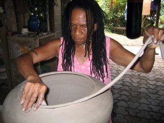 Mary Gole uses coils of clay to build a large vessel, December 1989 / © Joyce Mary Aresepa Gole, OL Estate / Photograph: David Gole