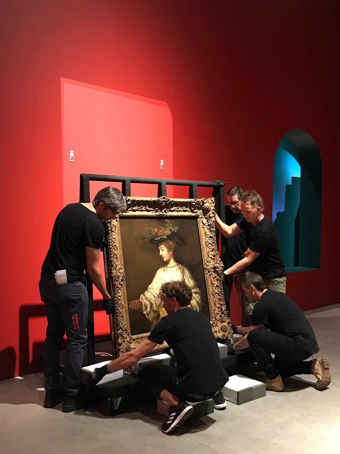 The QAGOMA Installation team working with
Rembrandt’s Flora c.1654 / Gift of Archer M Huntington,
in memory of his father, Collis Potter Huntington, 1926 /
26.101.10 / Collection: The Metropolitan Museum of Art,
New York / Photograph: Anne Carter