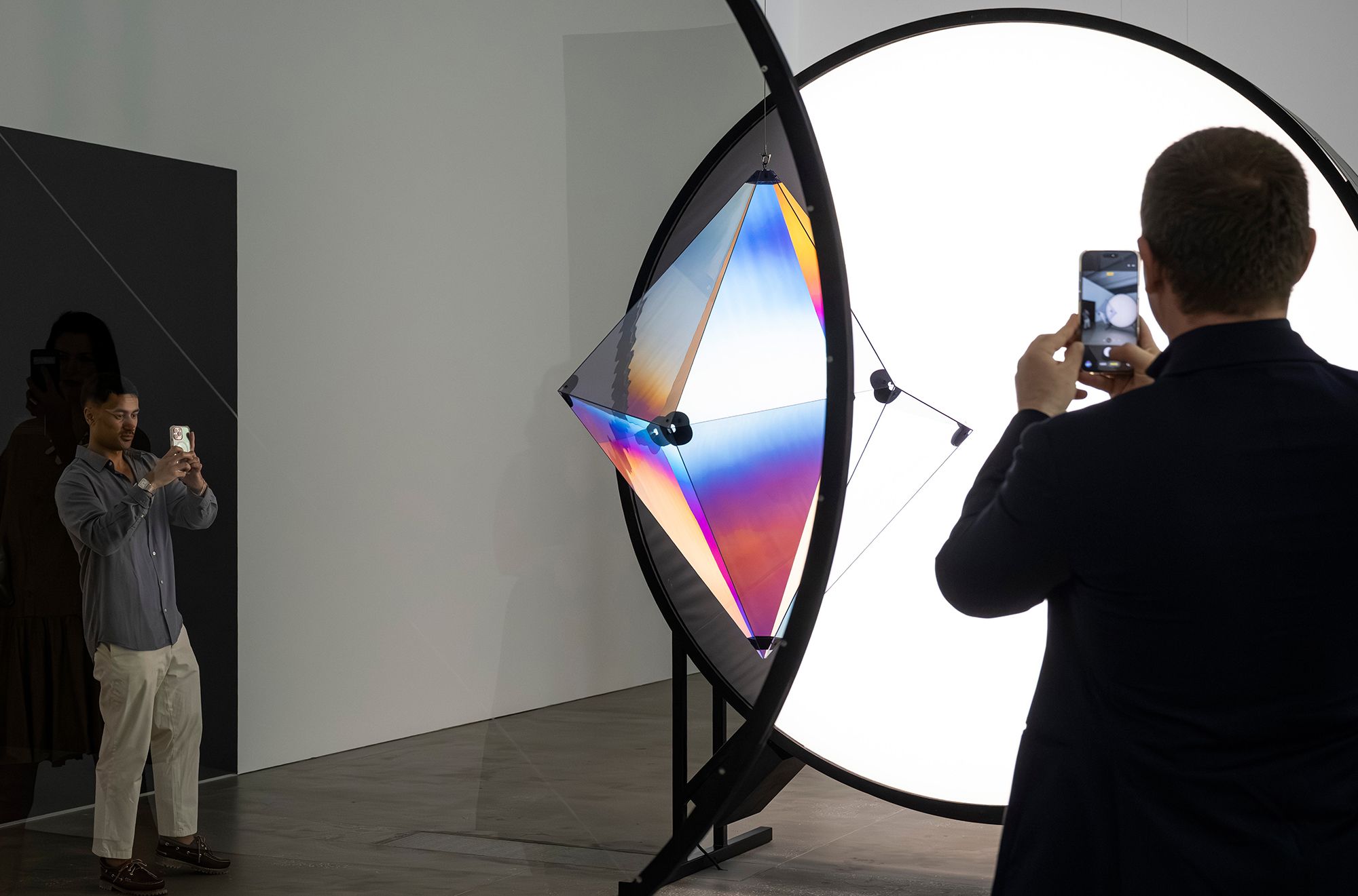 Olafur Eliasson, Denmark b.1967 / Your negotiable vulnerability seen from two perspectives 2025 / Polarisation filters, steel, wood, LEDs, motors, electrical ballast, polyhedron (PVC, resin, motor, control unit) / © 2025 Olafur Eliasson / Courtesy: The artist; neugerriemschneider, Berlin; and Tanya Bonakdar Gallery, New York / Photograph: C Callistemon © QAGOMA