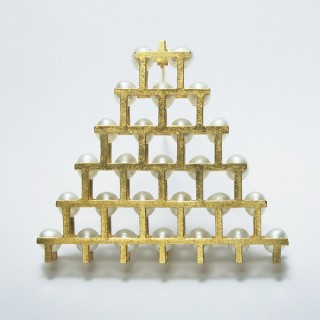 Barbara Heath, Australia b.1954 / Pyramid brooch 1993 / 18k gold and Chinese freshwater pearls / 4.5 x 5 x 1cm / Purchased 1997 / Collection: Queensland Art Gallery | Gallery of Modern Art / © Barbara Heath