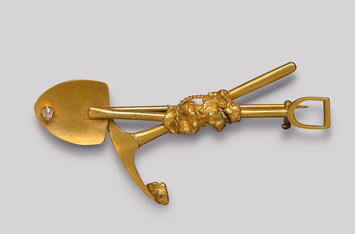 Goldfields brooch (crossed pick and shovel with nuggets) c.1880–1915 / Gold and gold nuggets with gemstone / 3 x 5.8 x 0.7cm
Acc. 2011.096