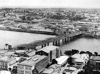 The second permanent Victoria Bridge, c.1933. This bridge was officially opened in October 1896 / 78161 / Courtesy: State Library of Queensland