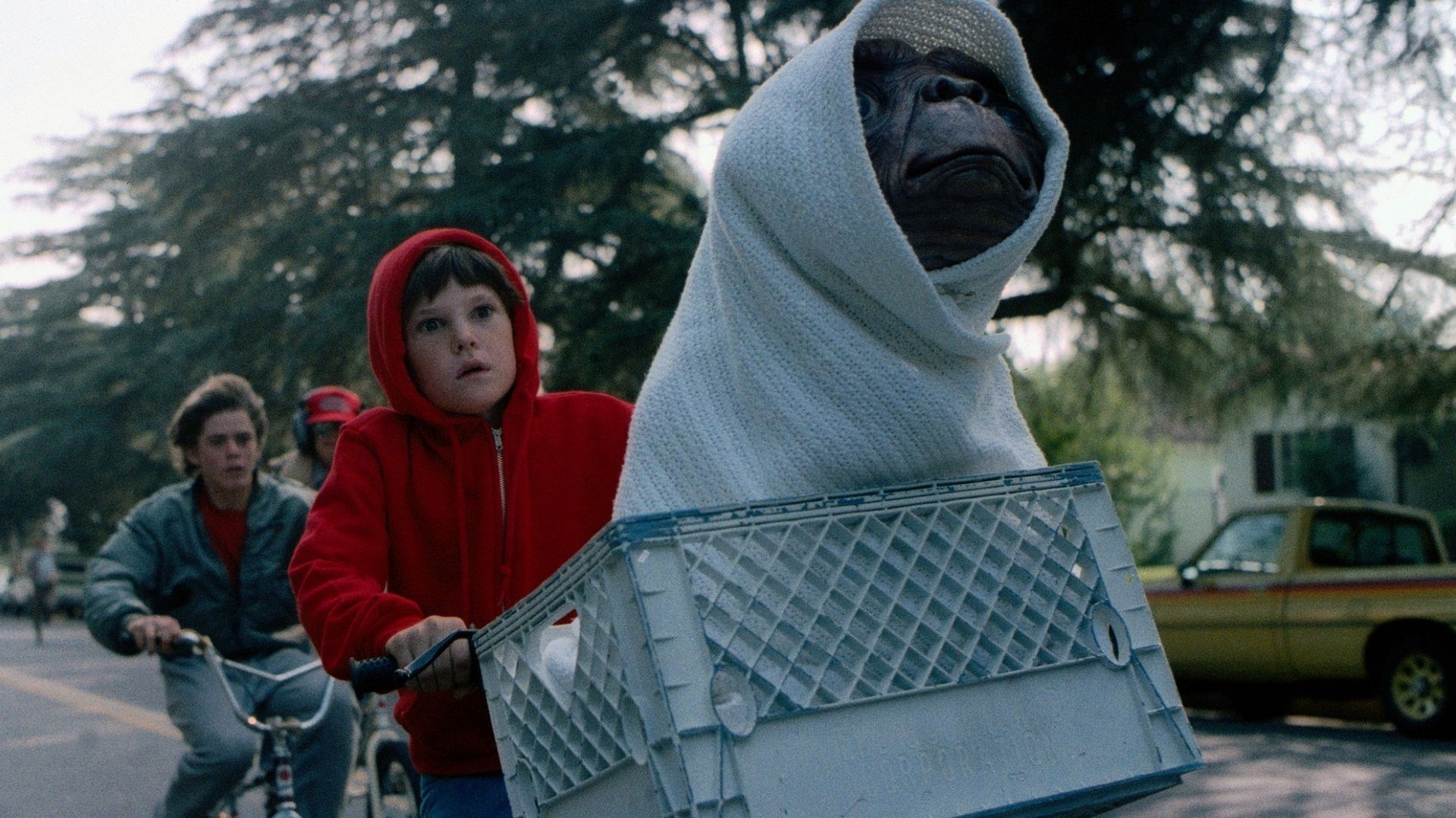 Production still from ET: The Extra Terrestrial 1982 / Director: Steven Spielberg / Image courtesy: Universal Pictures Australia