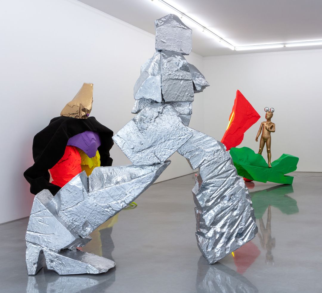 Justene Williams, Australia b.1970 / She Has No Beginning Or End (installation view, Sarah Cottier Gallery) 2022 / © Justene Williams / Courtesy: The artist, The Commercial, Sydney, and Anna Schwartz Gallery, Melbourne