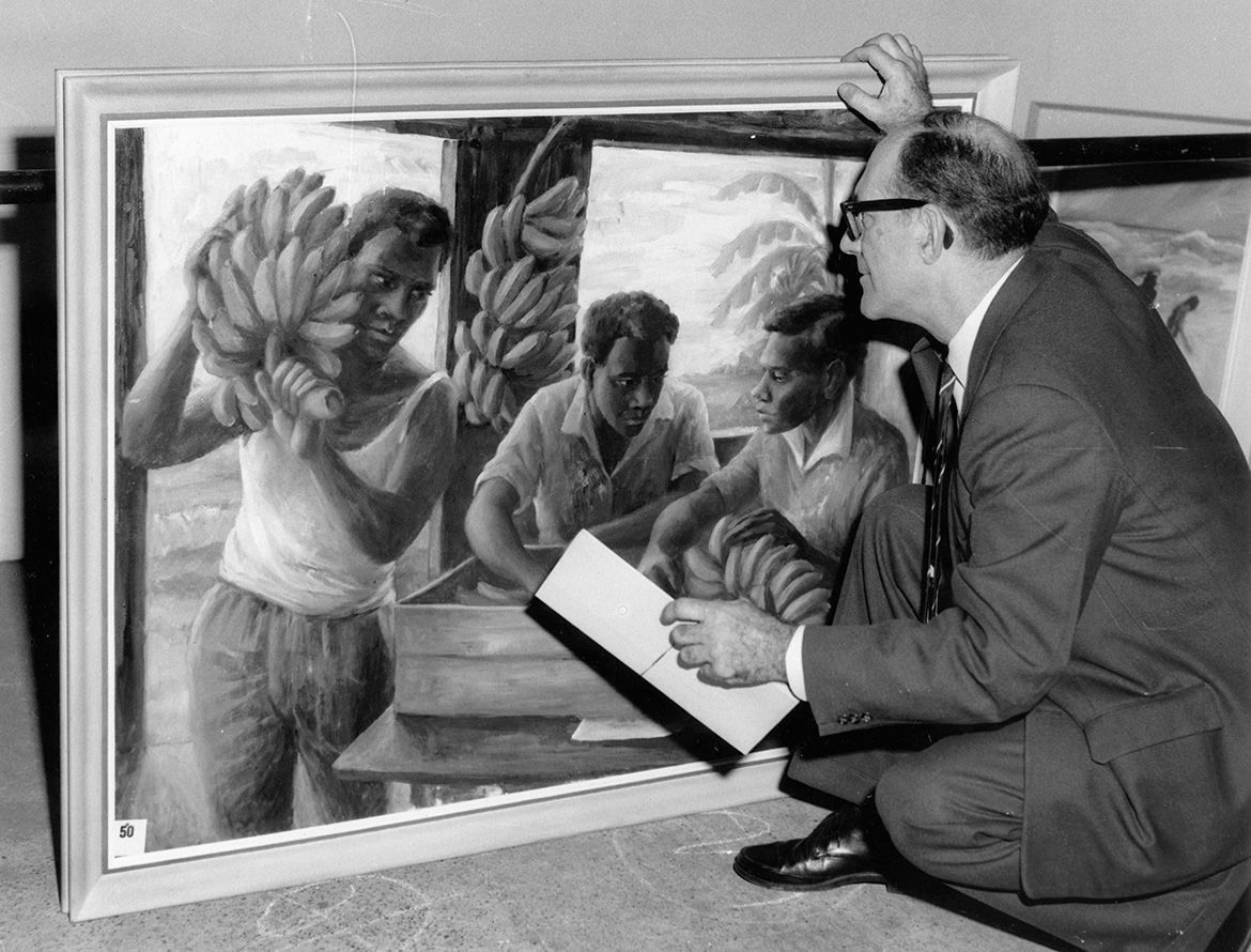 Margaret Olley’s prizewinning painting Banana cutters 1963 being examined by judge James Wieneke / Courtesy: News Ltd/Newspix