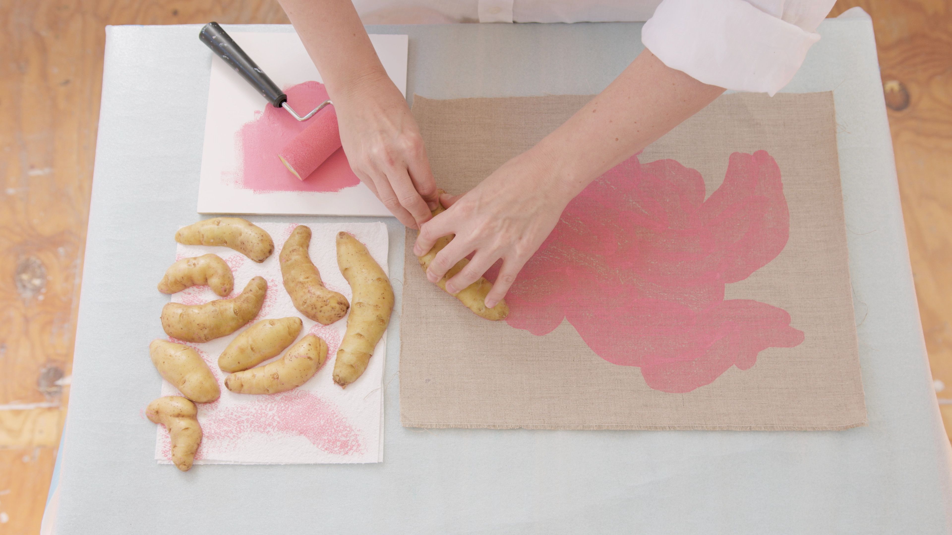 Elizabeth Willing printing with kipfler potatoes / © QAGOMA