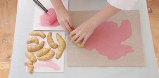 Elizabeth Willing printing with kipfler potatoes / © QAGOMA