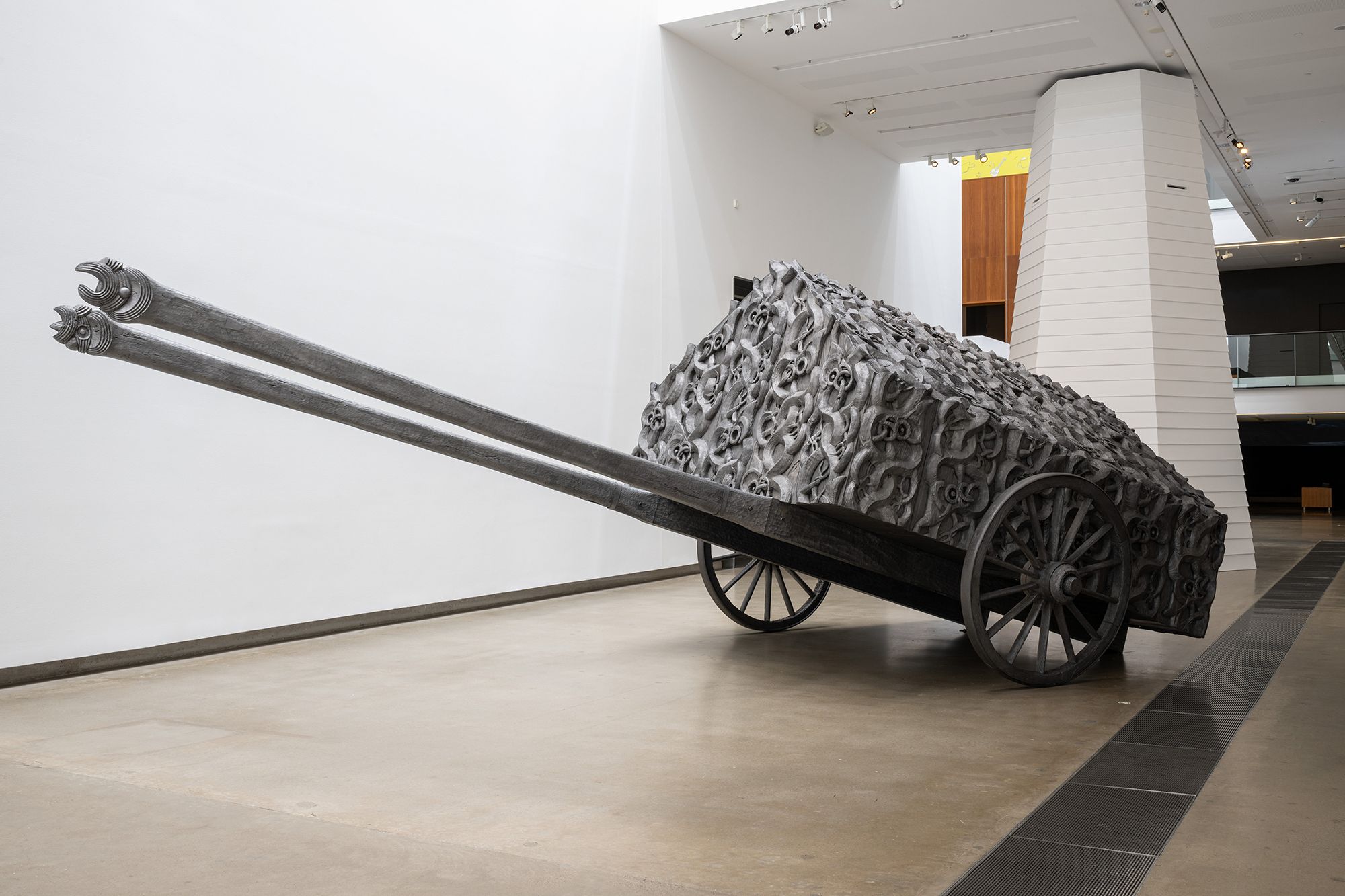 Brett Graham, Ngāti Korokī Kahukura, Tainui, Aotearoa New Zealand b.1967 / Maungārongo ki te Whenua, Maungārongo ki te Tangata 2020 / Wood, synthetic polymer paint and graphite / 320 × 800 × 320cm / Purchased 2024 with funds from Tim Fairfax AC through the QAGOMA Foundation / Collection: Queensland Art Gallery | Gallery of Modern Art / © Brett Graham / Photograph: C Callistemon © QAGOMA