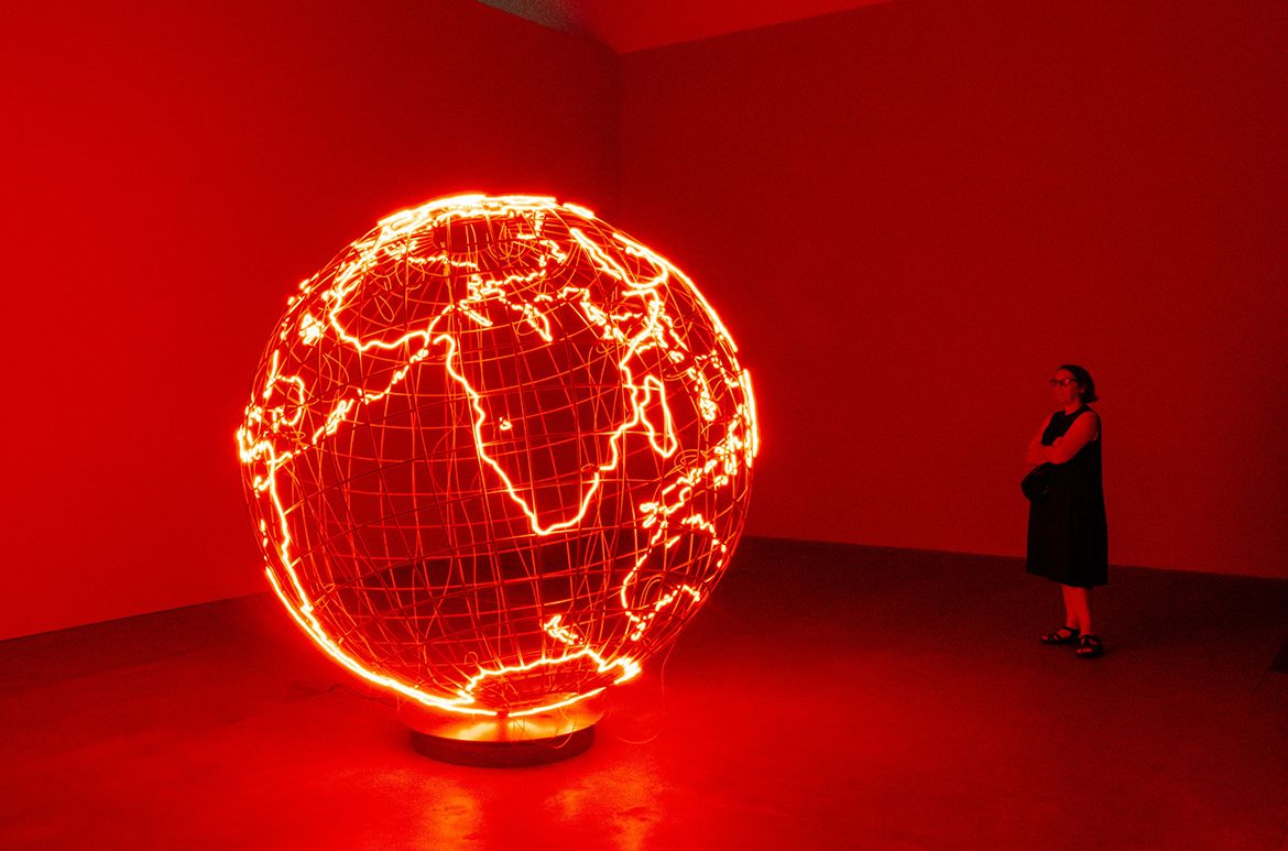 Mona Hatoum, Lebanon/United Kingdom b.1952 / Installation view of Hot Spot 2006, ‘Air’ GOMA 2022 / Stainless steel and neon tube / 230 x 223 x 223cm / The David and Indrė Roberts Collection / Courtesy: The Roberts Institute of Art, London / Photograph: J Ruckli © QAGOMA
