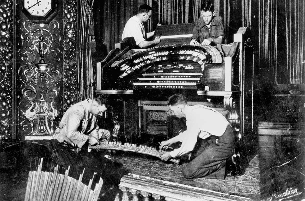 Installation of the Wurlitzer console at the Regent Theatre in 1929 by the staff of Whitehouse Bros / Photography: Howell Whitehouse / Source: https://www.ohta.org.au/confs/Qld/Wurlitzer.html