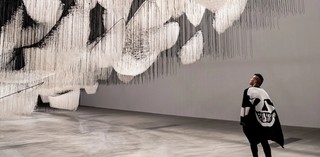 Chiharu Shiota, Japan/Germany b.1972 / Installation view of Where are we going? 2017/2022 in ‘The Soul Trembles’, Gallery of Modern Art, Brisbane / White wool, wire, rope / © Chiharu Shiota / Courtesy: Galerie Templon, Paris/Brussels / Photograph: C Callistermon © QAGOMA