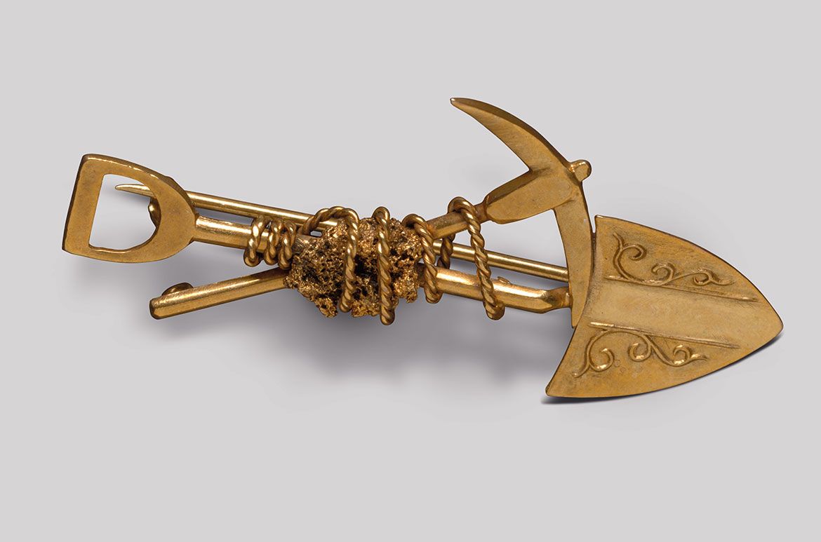 Goldfields brooch (crossed pick and shovel with nugget) c.1880–1915 / Gold and gold nugget / 2.5 x 4.8 x 1cm
Acc. 2011.103