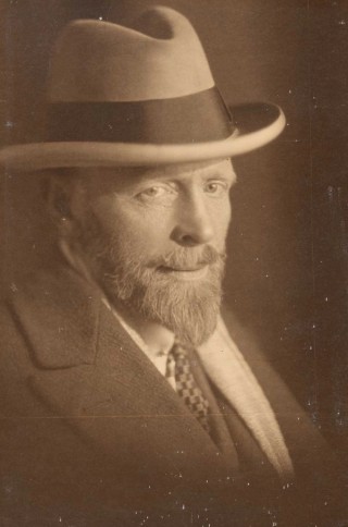 May Moore, New Zealand 1881-1931 / George Lambert c.1929 / Gelatin silver photograph / 20cm x 14.2cm / Purchased 2015 / Collection: National Portrait Gallery, Canberra / Courtesy: National Portrait Gallery