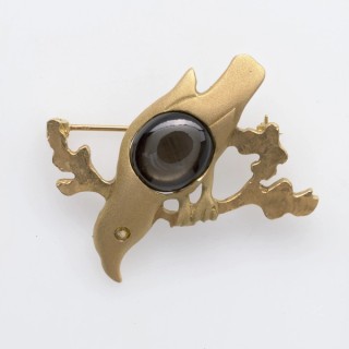 Barbara Heath, Australia b.1954 / Hawk 1999 / 18k yellow gold, cabochon black star sapphire, yellow sapphire / 4 x 3.3 x 1cm / Purchased 2006 with funds from the Estate of Jessica Ellis through the QAG Foundation / Collection: Queensland Art Gallery | Gallery of Modern Art / © Barbara Heath