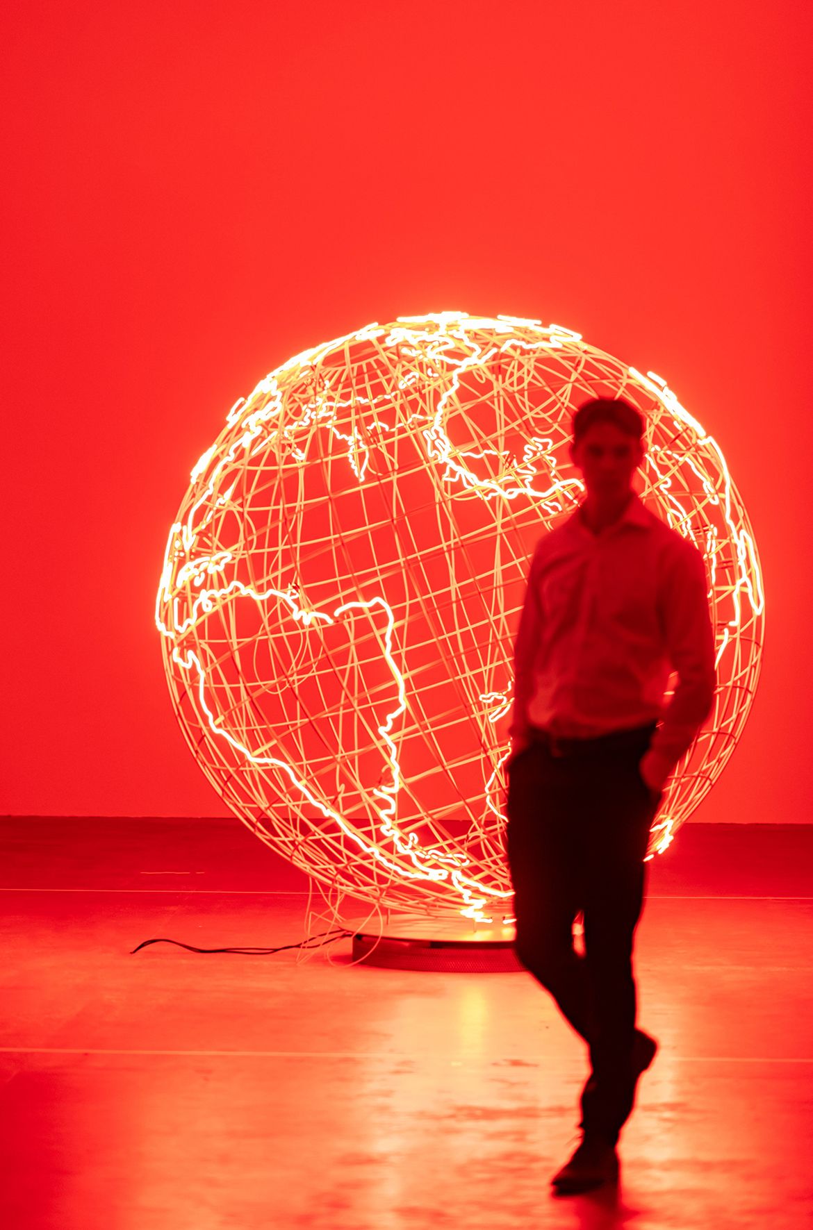 Mona Hatoum, Lebanon/United Kingdom b.1952 / Installation view of Hot Spot 2006, ‘Air’ GOMA 2022 / Stainless steel and neon tube / 230 x 223 x 223cm / The David and Indrė Roberts Collection / Courtesy: The Roberts Institute of Art, London / Photograph: M Campbell © QAGOMA