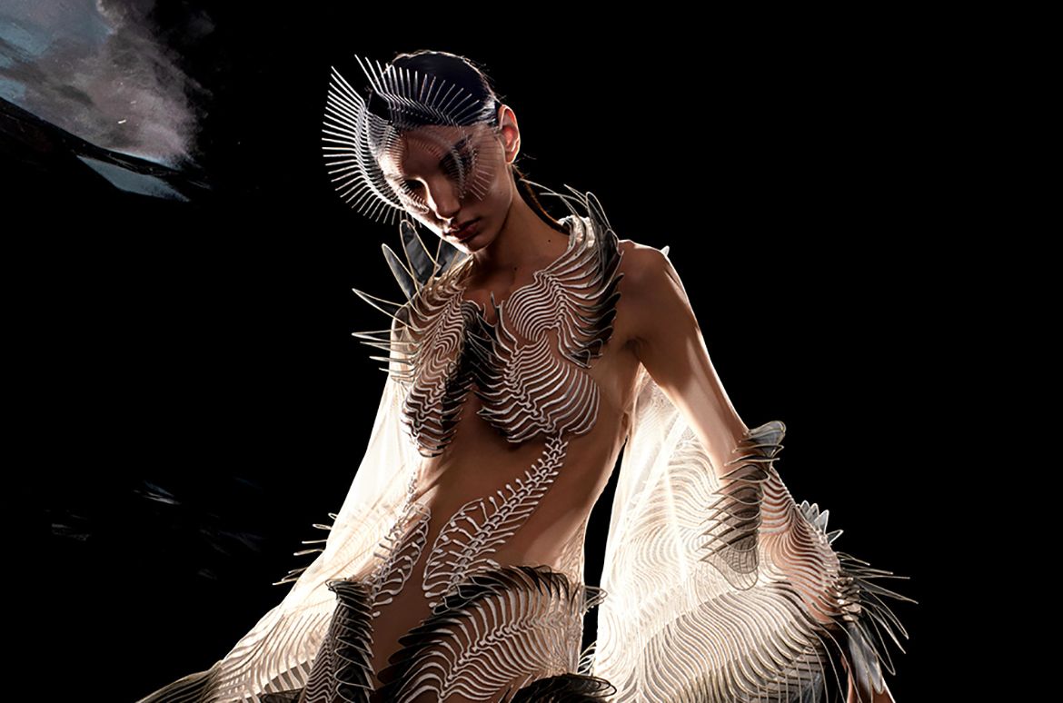 Iris van Herpen, Netherlands b.1984 / Labyrinthine
Kimono dress, from the ‘Sensory
Seas’ collection 2020 / Glass organza, crepe, tulle, Mylar /
Collection: Iris van Herpen / Photograph: David Uzochukwu /
© David Uzochukwu