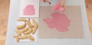 Elizabeth Willing printing with kipfler potatoes / © QAGOMA