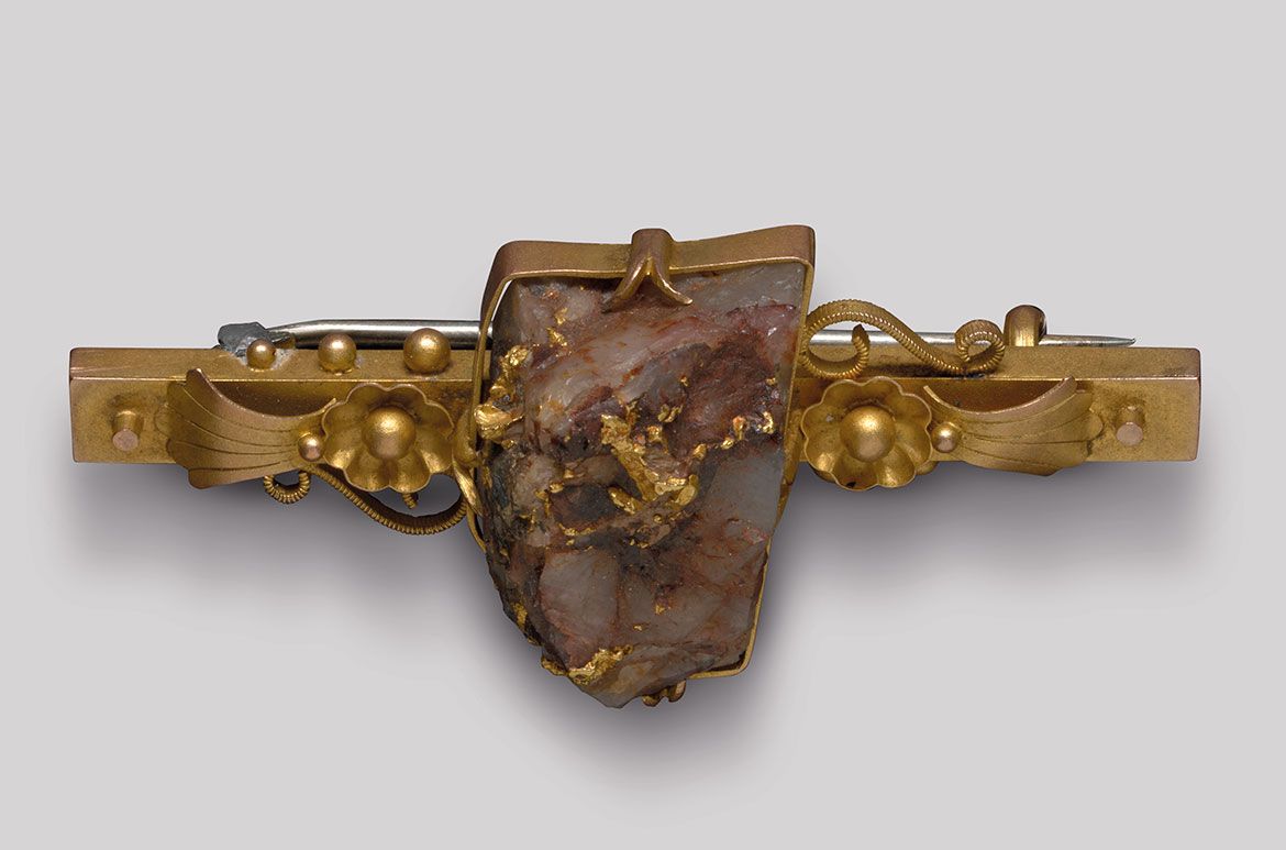 Goldfields bar brooch (dark quartz with applied flowers) c.1880–1915 / Gold and dark gold bearing quartz / 2.2 x 4.5 x 2cm
Acc. 2011.093
