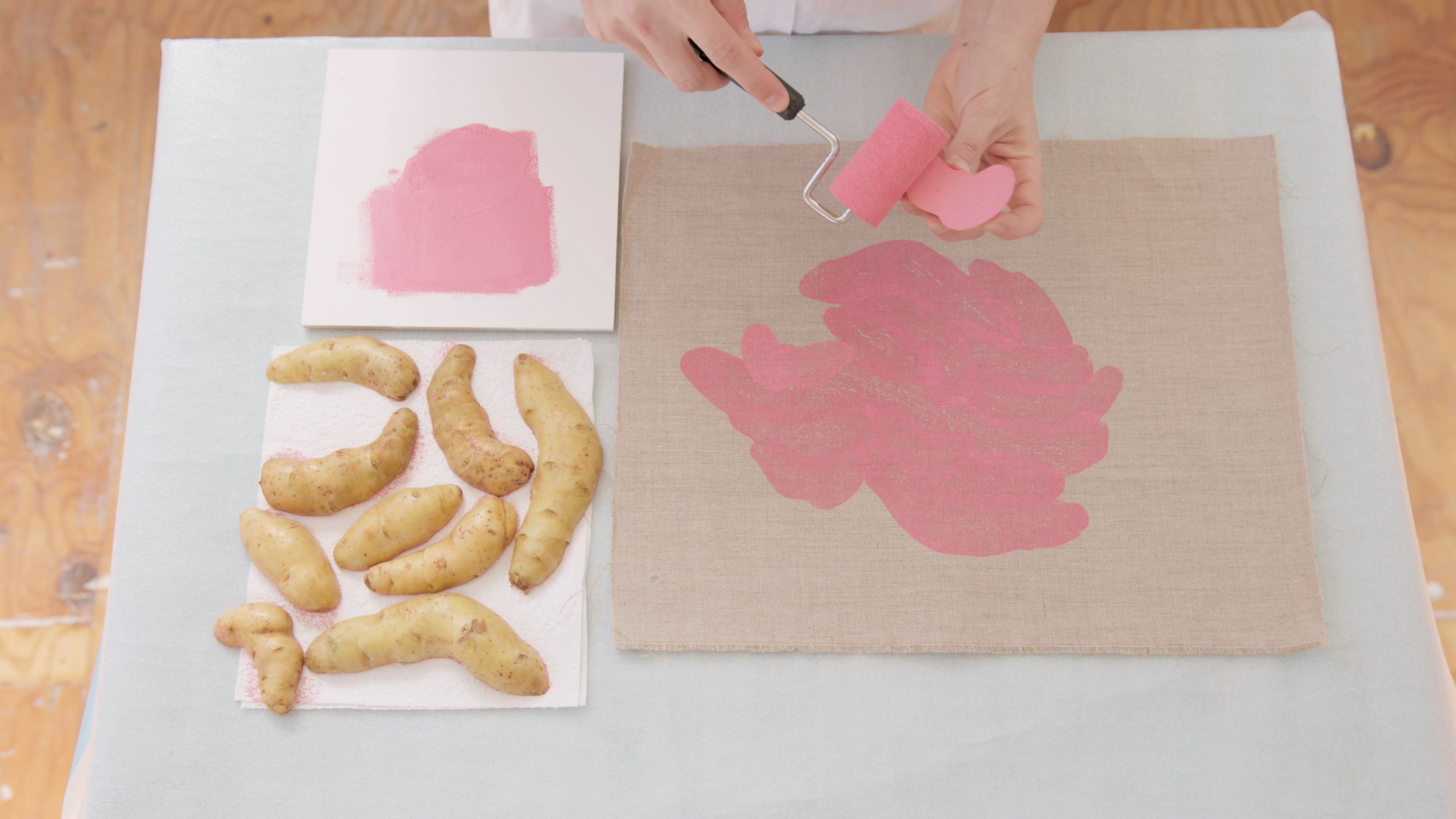 Elizabeth Willing printing with kipfler potatoes / © QAGOMA