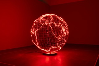 Mona Hatoum, Lebanon/United Kingdom b.1952 / Installation view of Hot Spot 2006, ‘Air’ GOMA 2022 / Stainless steel and neon tube / 230 x 223 x 223cm / The David and Indrė Roberts Collection / Courtesy: The Roberts Institute of Art, London / Photograph: M Campbell © QAGOMA