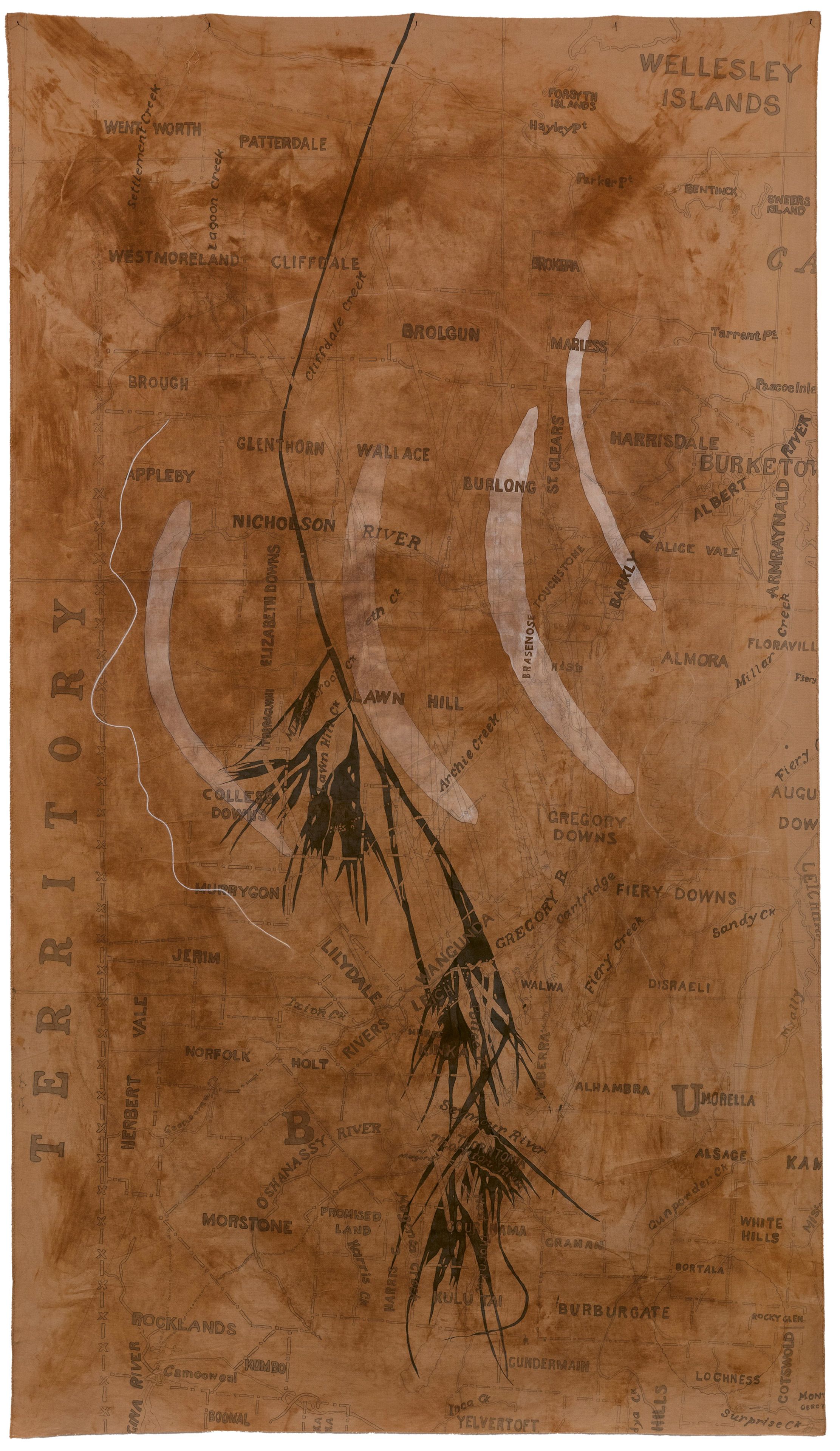 Judy Watson / Waanyi people / Australia b.1959 / lisa with territory map, boomerangs from lawn hill, burketown and the gulf, and kangaroo grass (jukuli, boodjamulla, munkubayi, badakalinya kanba) 2021 / Volcanic soil, synthetic polymer paint and graphite on canvas / 273 x 155cm / Courtesy: The artist and Milani Gallery, Brisbane (Meeanjin/Magandjin) / Photograph: Carl Warner