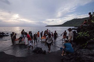Yumi Danis participants arriving Craigs Cove, Ambrym, 2014 / Photograph courtesy Sarah Doyle, Further Arts, Port Vila