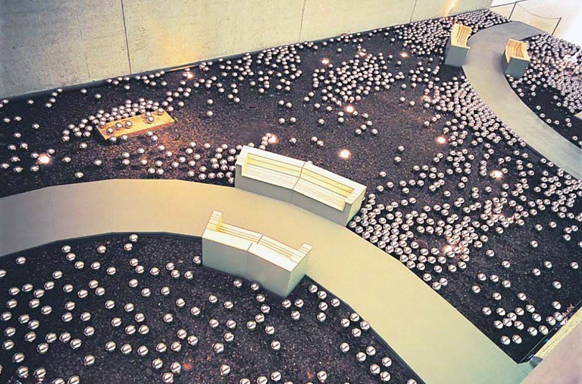 Yayoi Kusama, Japan b.1929 / Narcissus garden 1966/2002 / Stainless steel balls / 2000 balls (approx.) / Site specific work for ‘The 4th Asia Pacific Triennial of Contemporary Art’ (APT4). Gift of the artist through the Queensland Art Gallery Foundation 2002 / Collection: Queensland Art Gallery | Gallery of Modern Art / © Yayoi Kusama, Yayoi Kusama Studio Inc / Photograph: N. Harth © QAGOMA