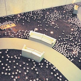 Yayoi Kusama, Japan b.1929 / Narcissus garden 1966/2002 / Stainless steel balls / 2,000 balls (approx.) / Site specific work for ‘The 4th Asia Pacific Triennial of Contemporary Art’ (APT4). Gift of the artist through the Queensland Art Gallery Foundation 2002 / Collection: Queensland Art Gallery | Gallery of Modern Art / © Yayoi Kusama, Yayoi Kusama Studio Inc / Photograph: N Harth © QAGOMA
