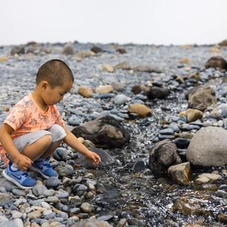 A young visitor exploring Olafur Eliasson’s Riverbed 2014 installed during ‘Water’, GOMA 2019 / Purchased 2021. The Josephine Ulrick and Win Schubert Charitable Trust Collection: The Josephine Ulrick and Win Schubert Charitable Trust, Queensland Art Gallery | Gallery of Modern Art / Courtesy: The artist; neugerriemschneider, Berlin; Tanya Bonakdar Gallery, New York / Los Angeles / Photograph: K Bennett