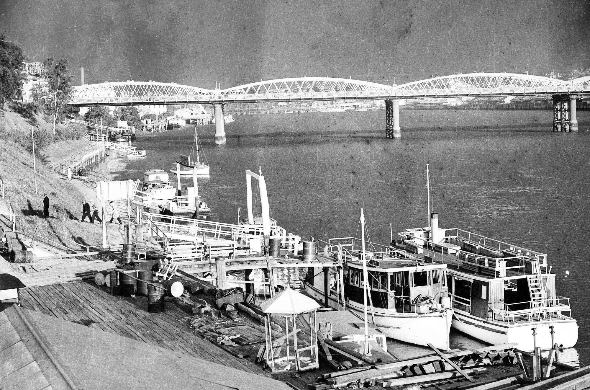 Boats berthed at wharves below North Quay, c.1936 / 99183509535802061 / Courtesy: John Oxley Library, State Library of Queensland, Brisbane