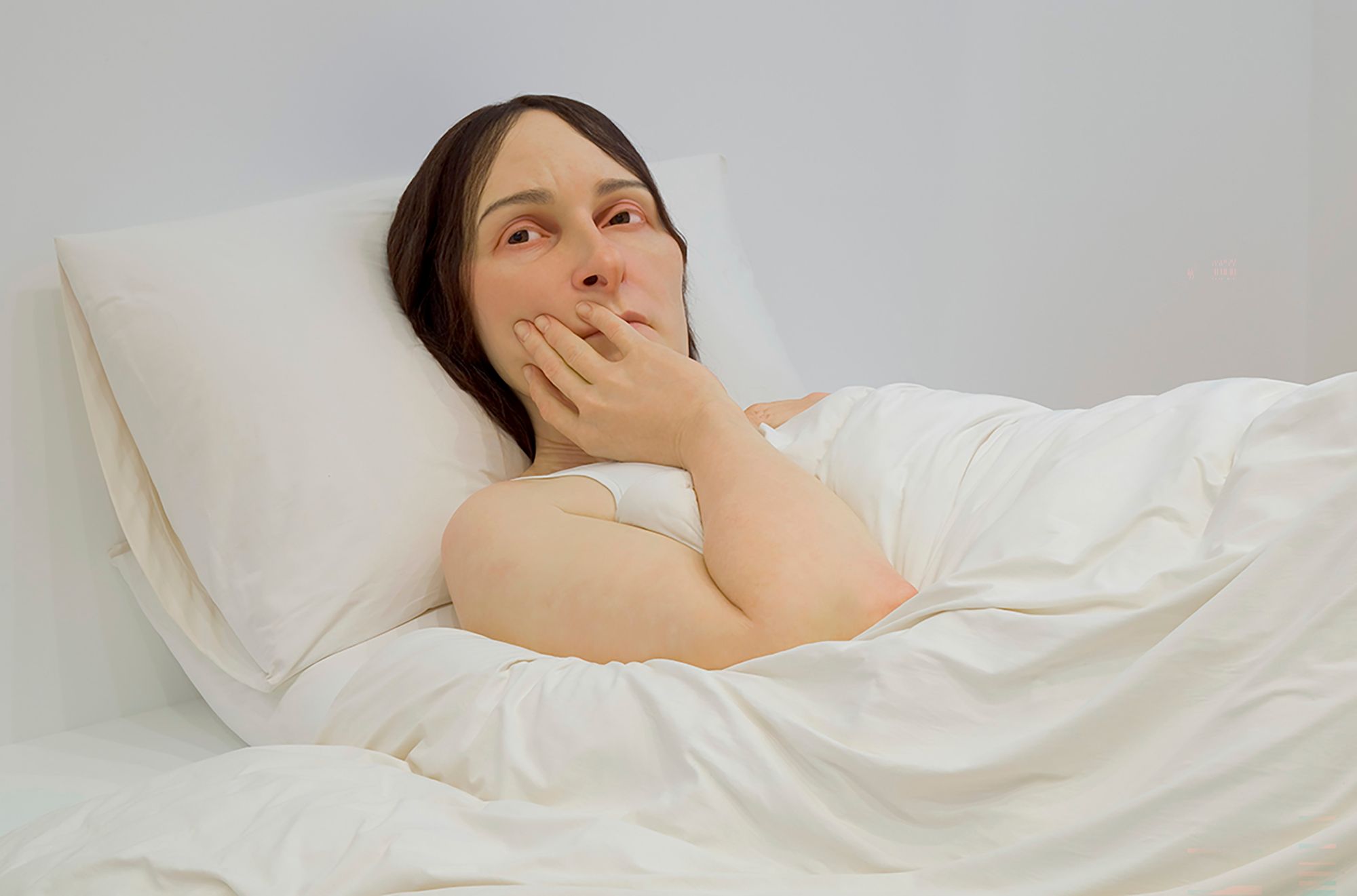 Ron Mueck, England b.1958 / In bed 2005 / Mixed media / 161.9 x 649.9 x 395cm / Purchased 2008. QAG Foundation / Collection: Queensland Art Gallery | Gallery of Modern Art / © Ron Mueck