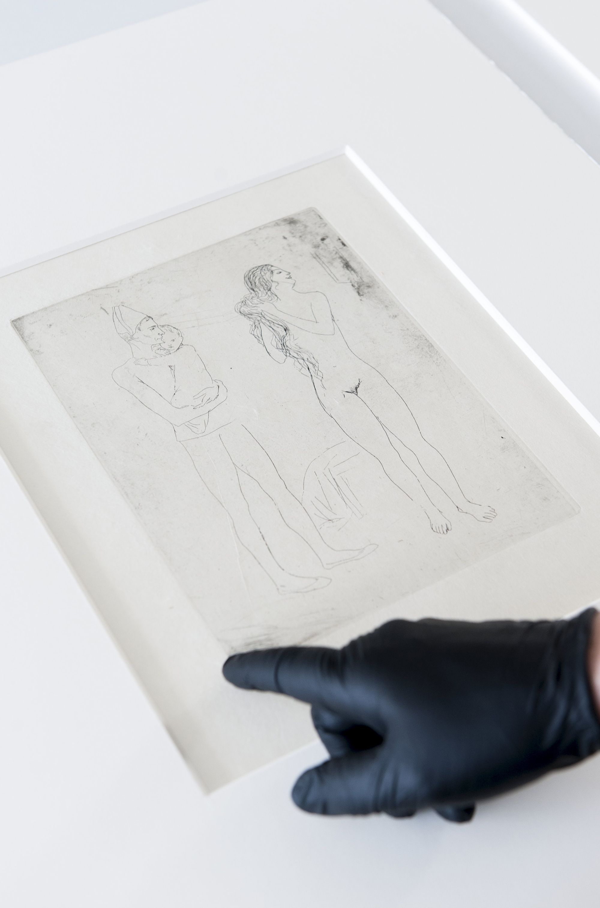 Pablo Picasso, Spain 1881–1973 / La Toilette de la Mère (Mother dressing)(from 'La Suite des Saltimbanques' series) 1905, printed 1913 / Etching with scraper on Japon laid paper / 48.7 x 33.5cm / Purchased 2015 with funds from the Airey Family through the QAGOMA Foundation / Collection: Queensland Art Gallery | Gallery of Modern Art / © Succession Picasso/Copyright Agency / Photograph: M Sherwood © QAGOMA